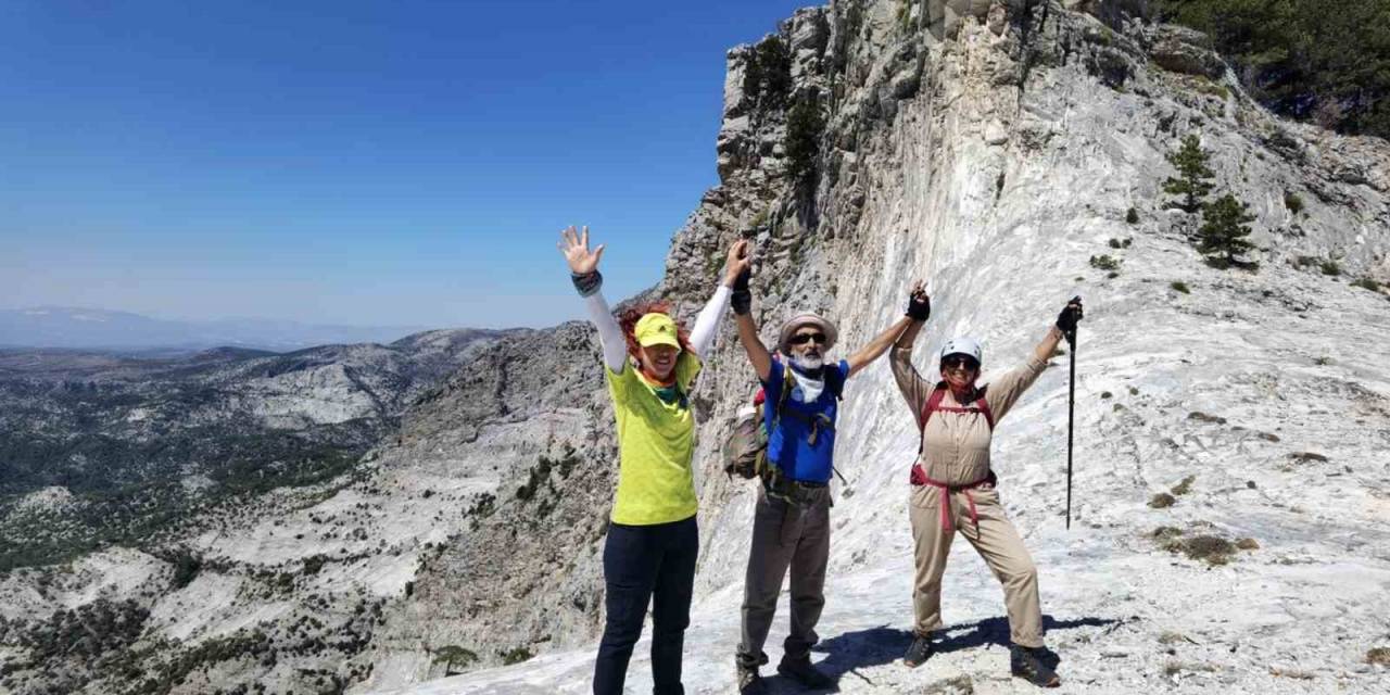 Dağcılık Kulübü Üyelerini Hayrete Düşüren Avcı Kulübesi