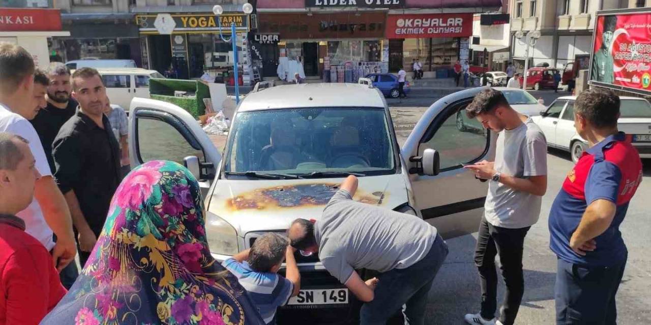 Park Halindeyken Alev Alan Hafif Ticari Araçta Maddi Hasar Oluştu