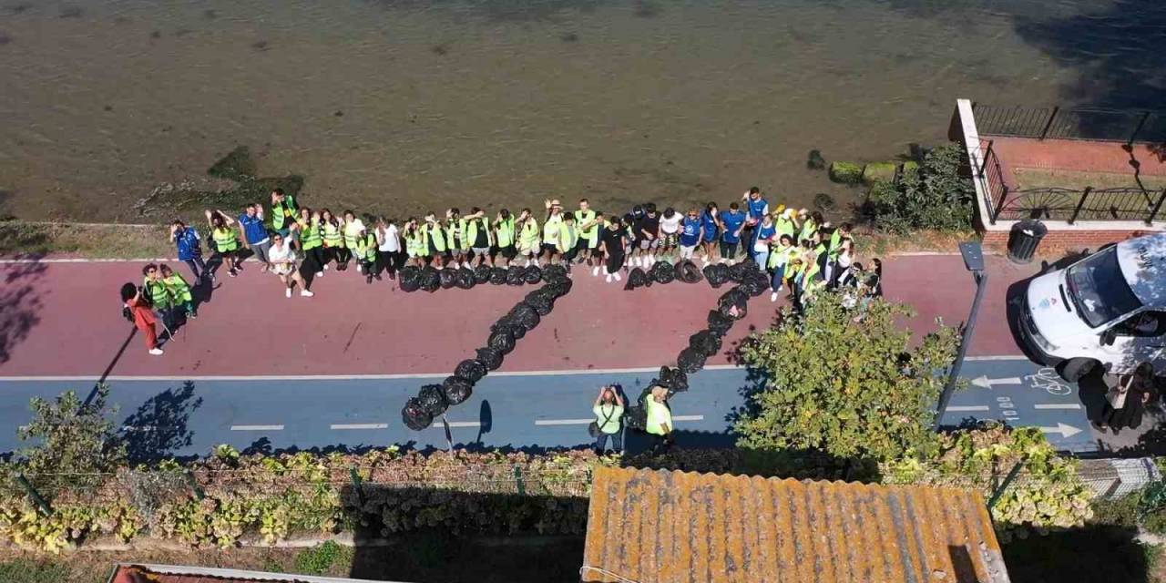 Yalova Sahilinden 1 Ton Çöp Toplandı