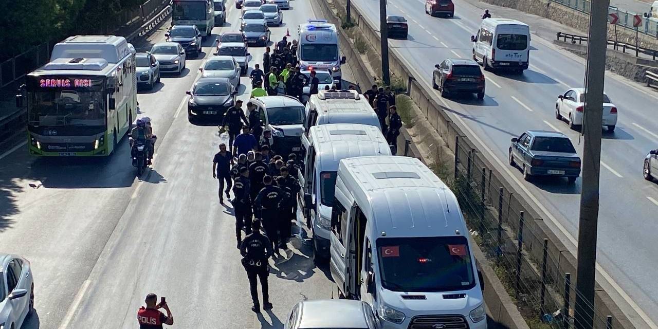 Göreve Giden Çevik Kuvvet Ekibi Zincirleme Kazaya Karıştı: 5 Polis Yaralandı