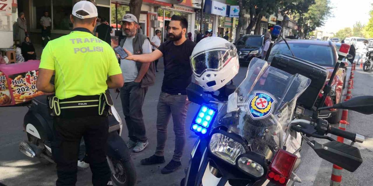 Kurallara Uymayan Motosiklet Sürücüsüne 11 Bin Tl Ceza