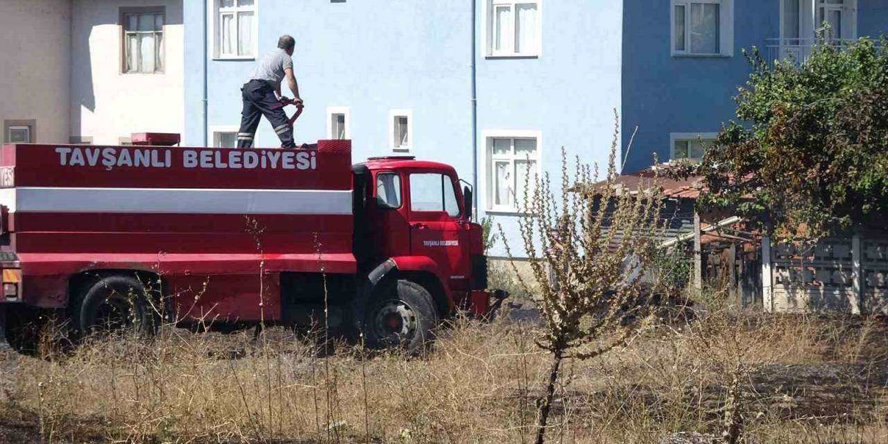 Tavşanlı’da Ot Yangını Evlere Ulaşmadan Söndürüldü