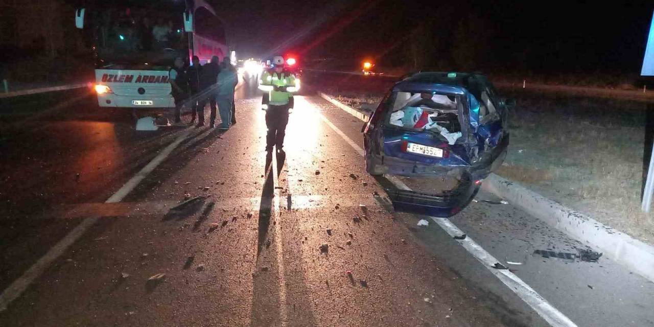 Amasya’da Otomobil Kırmızı Işıkta Bekleyen Araç Ve Otobüse Çarptı: 3 Yaralı