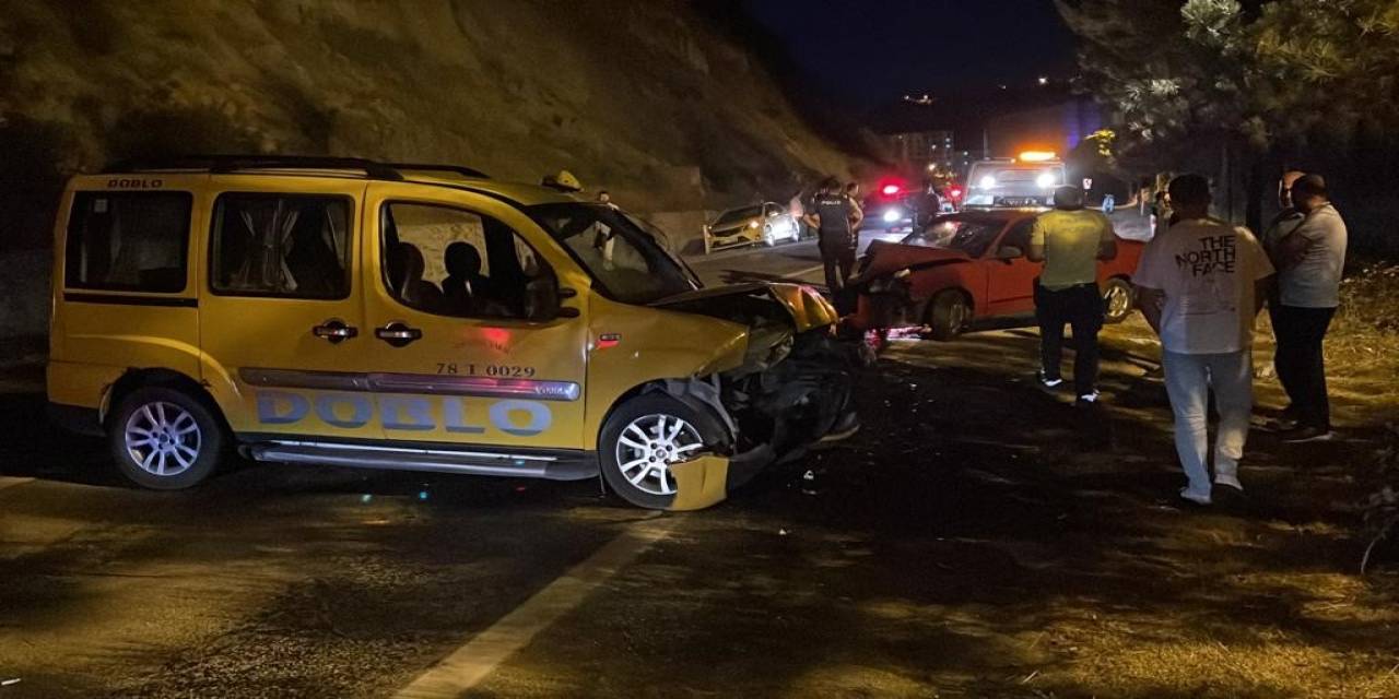 Karabük’te Otomobil İle Ticari Taksi Kafa Kafaya Çarpıştı: 3 Yaralı