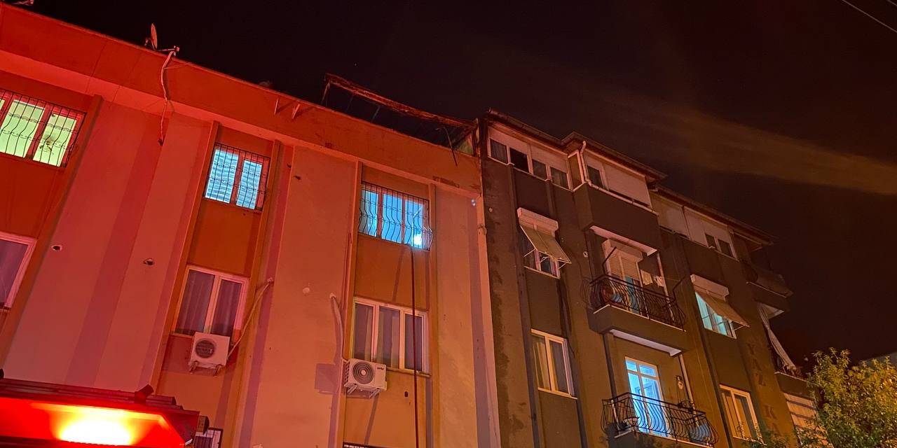 Antalya’da Çatı Katı Alev Alev Yandı, Mahalleli Sokağa Döküldü