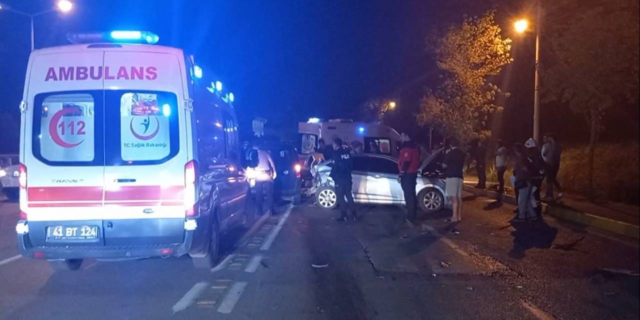 Hafif Ticari Araç İle Otomobil Çarpıştı: 2 Yaralı