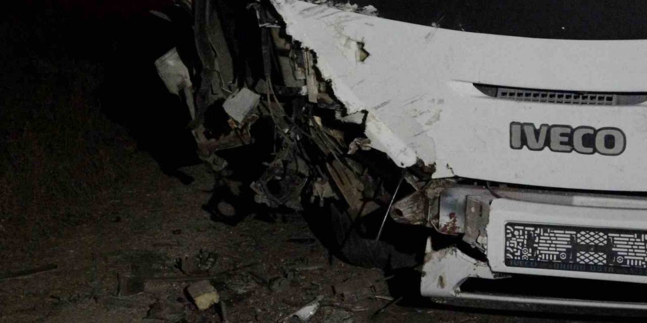 İşçi Servisi İle Otomobil Çarpıştı: 13 Yaralı
