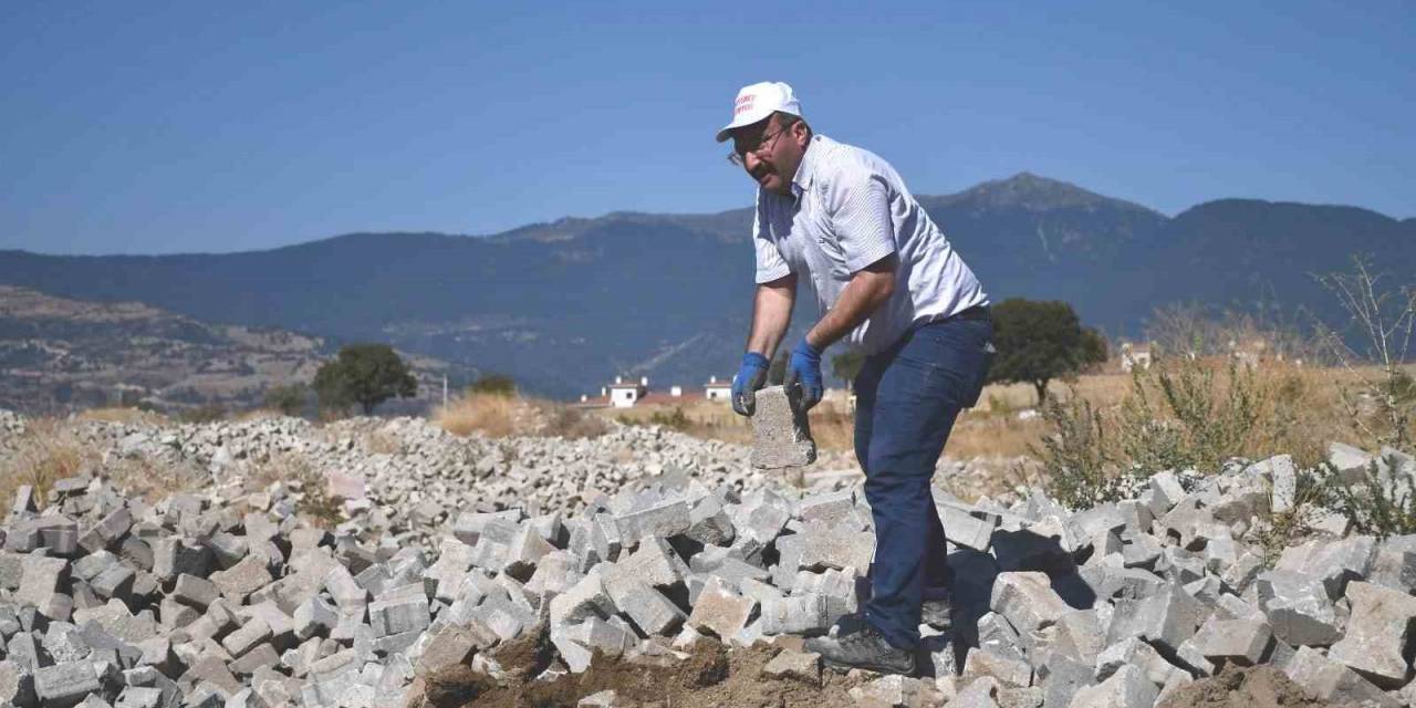 Başkan Doğan, Belediye İşçileriyle Molozların Arasından Parke Taşı Ayıkladı