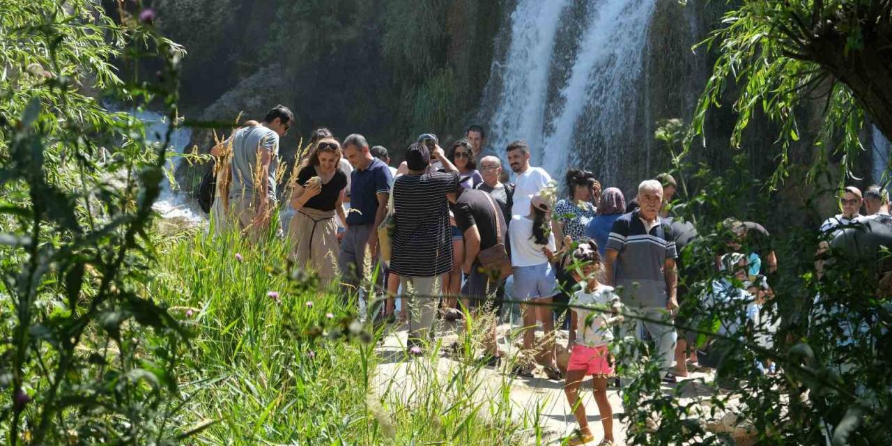 Doğa Harikası Şelalede Hafta Sonu Yoğunluğu