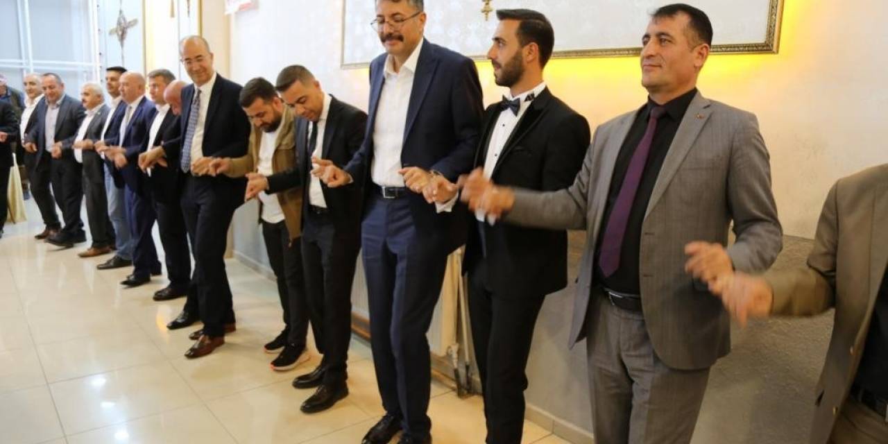 Hakkari’de 3 Bin Kişinin Katıldığı Düğünde Vali Çelik De Halay Çekti