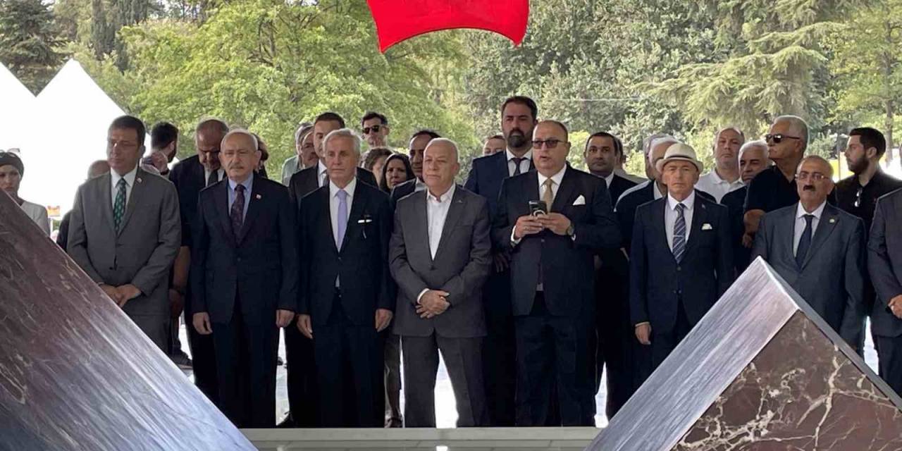 Chp Genel Başkanı Kılıçdaroğlu, Özal Ve Menderes’in Anıt Mezarlarını Ziyaret Etti