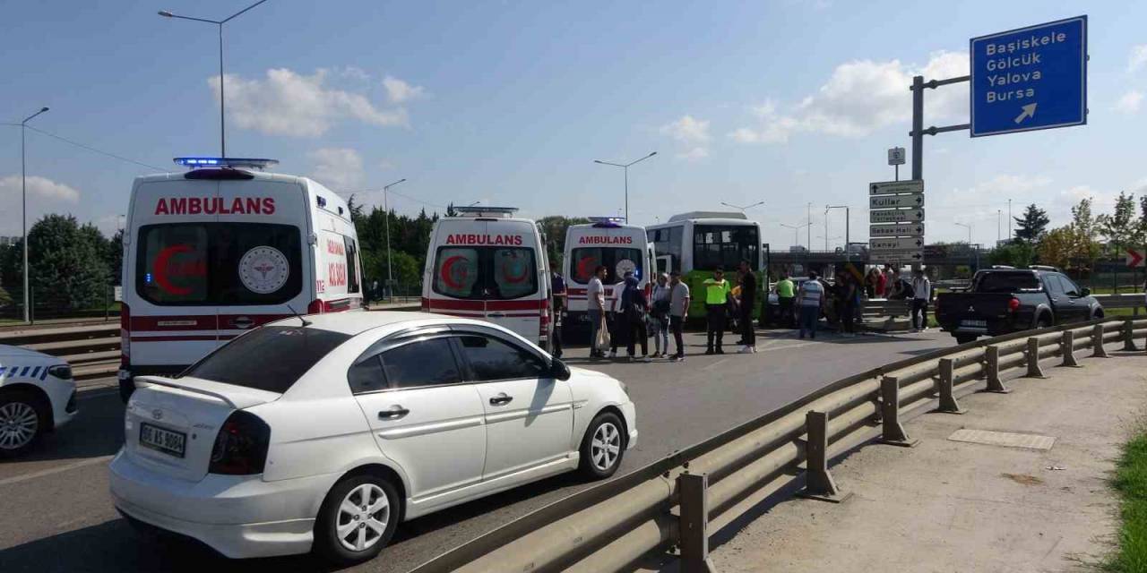 Halk Otobüsüyle Otomobil Çarpıştı, 3 Yolcu Yaralandı