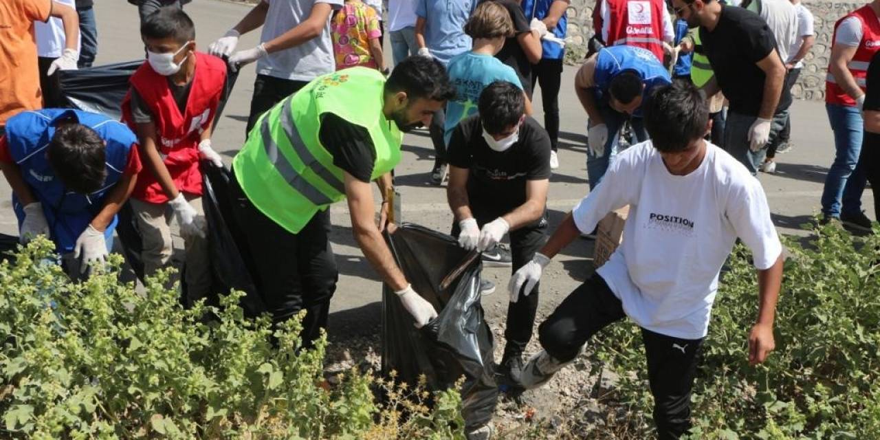 Şırnak’ta Gönüllüler Birleşip Çevre Temizliği Yaptı