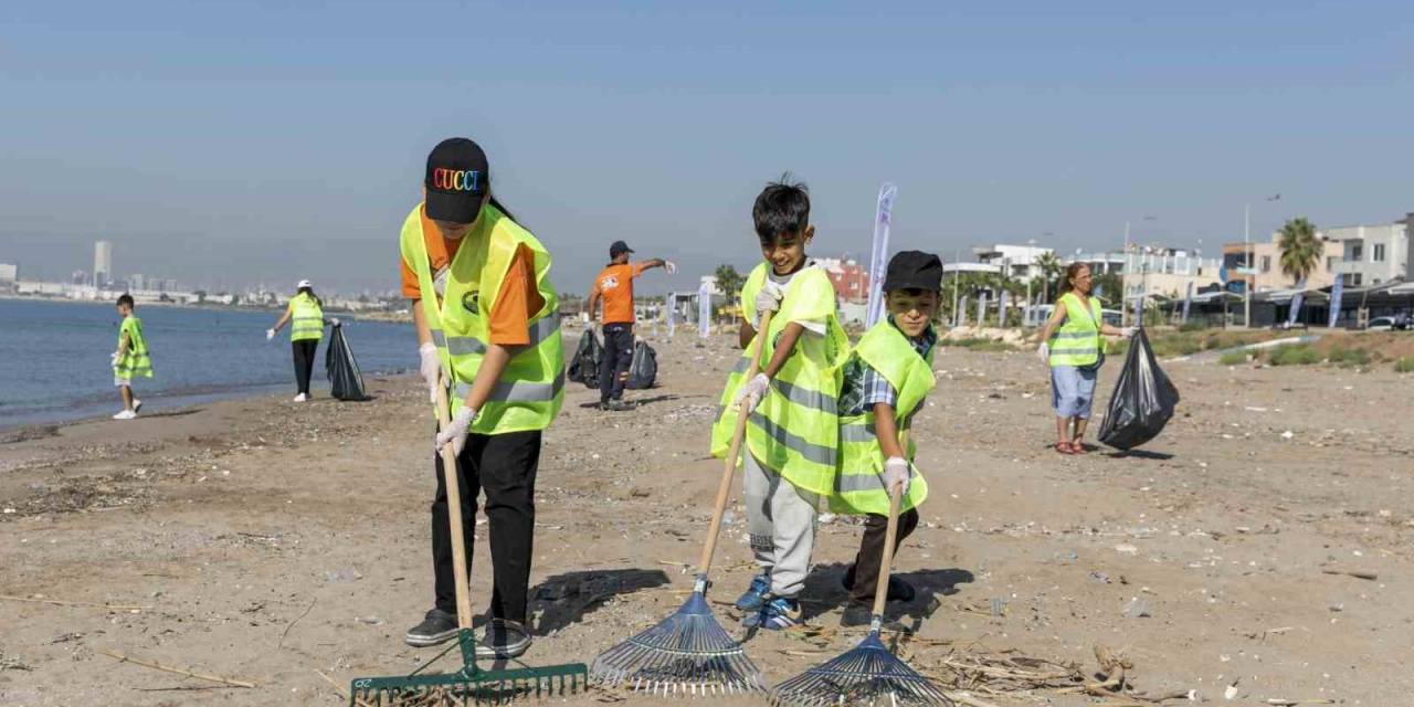 Mersin’de Karaduvar Sahilinde Temizlik Çalışması Yapıldı