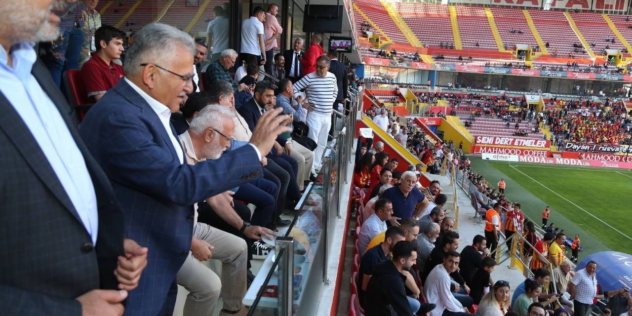 Başkan Büyükkılıç, Galibiyeti Taraftarlarla Kutladı