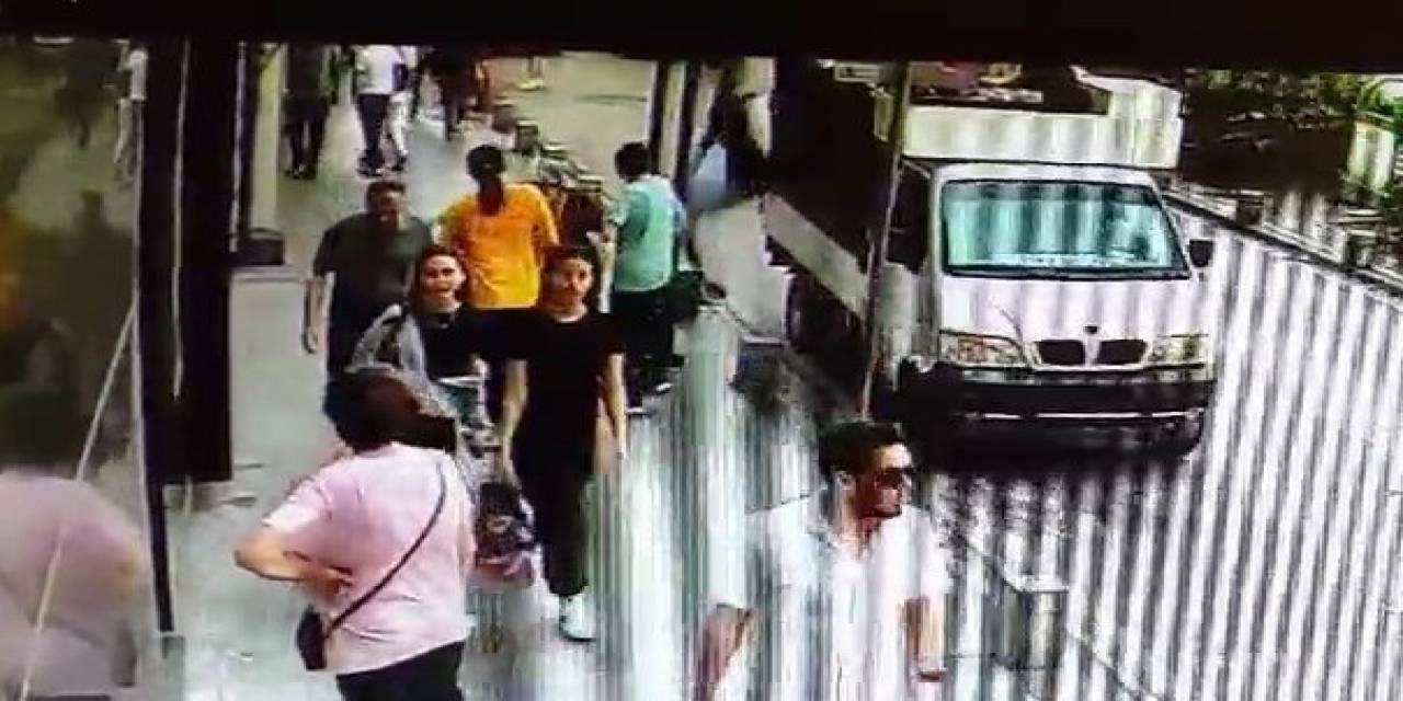 Kağıt Toplayıcısı Kamyonetin Kasasından Düştü