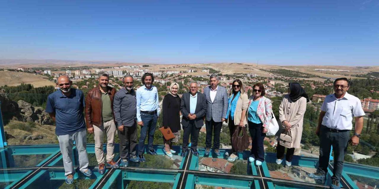 Başkan Büyükkılıç, Cam Terasta Manzarayı İzledi