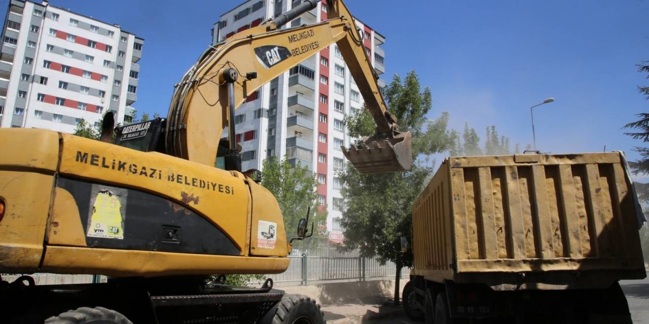 Melikgazi Genelinde Taşkın Suyu Kanallarında Temizlik Yapıldı