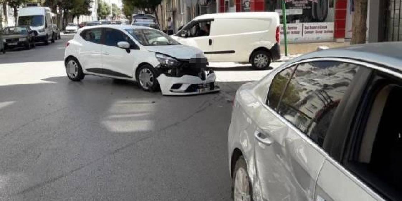 İki Aracın Karıştığı Kazada Maddi Hasar Oluştu