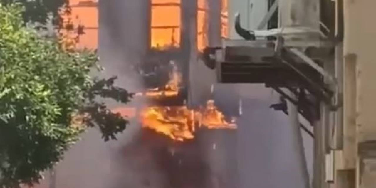 Tarihi Kaleiçinde Alev Topuna Dönen Ev Diğer Binalara Sıçradı  Mahalle Sakinlerinin Yüreği Ağzına Geldi