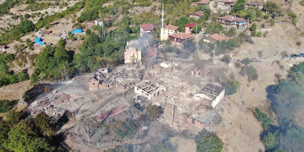 10 Ev, 3 Ahırın Küle Döndüğü Yangın Havadan Görüntülendi