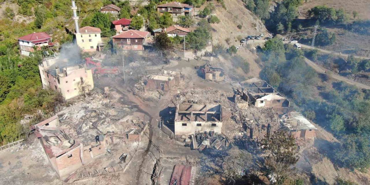 Kastamonu’da 10 Ev, 3 Ahırın Yandığı Yangın Kontrol Altına Alındı