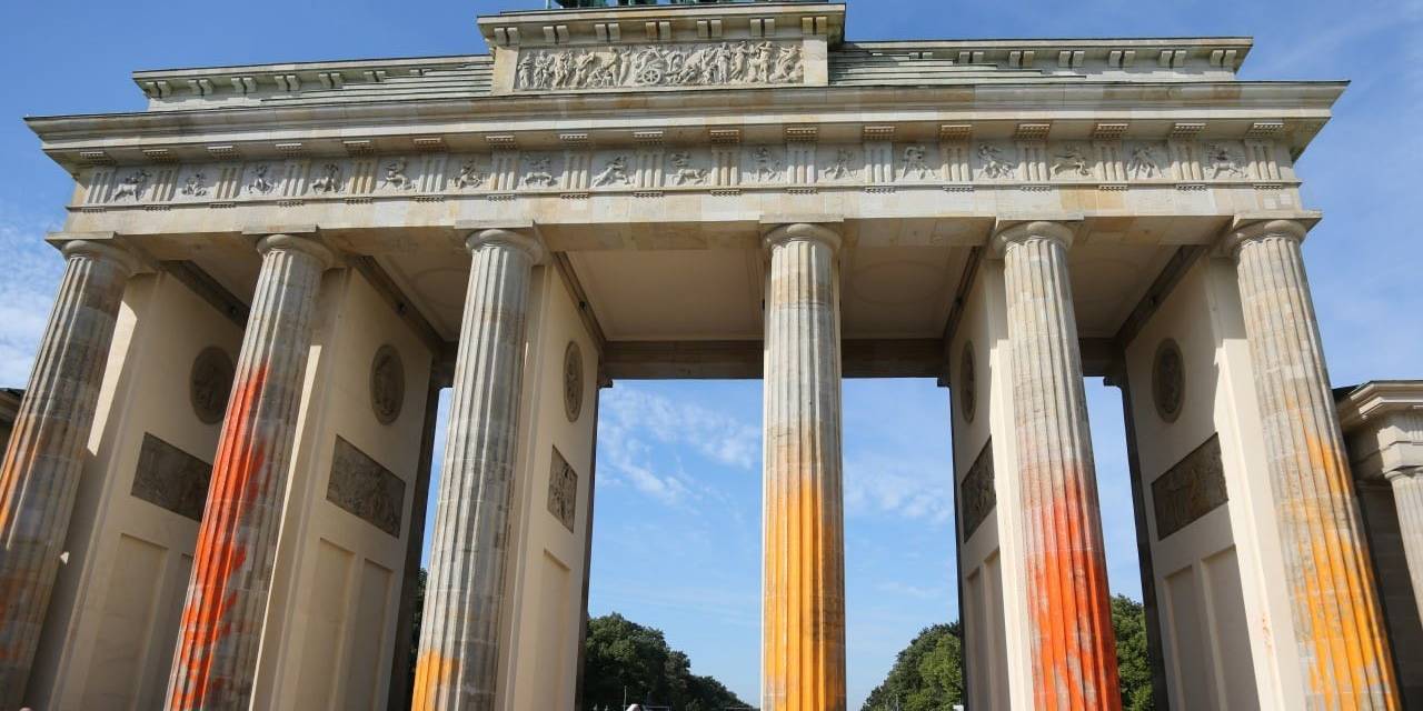 İklim Aktivistlerinden Tarihi Brandenburg Kapısı’na Boyalı Saldırı: 14 Gözaltı