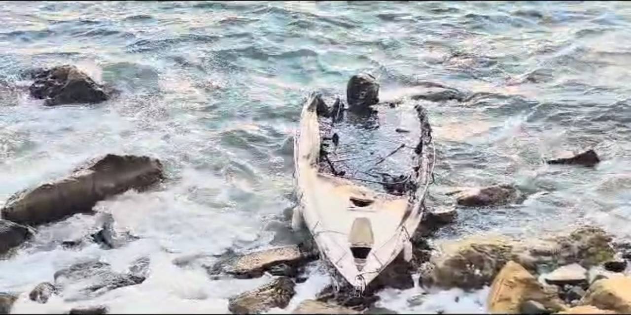 Hatay’da Sürat Teknesi Yandı, Teknedeki 5 Kişiyi Sahil Güvenlik Kurtardı