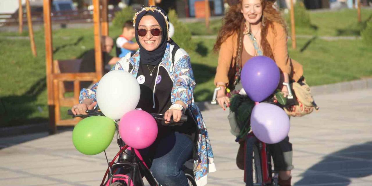 Elazığ’da "Süslü Kadınlar" Pedal Çevirdi