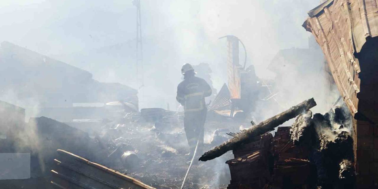 Kastamonu’da 10 Ev Ve 3 Ahırın Etkilendiği Yangın Söndürüldü