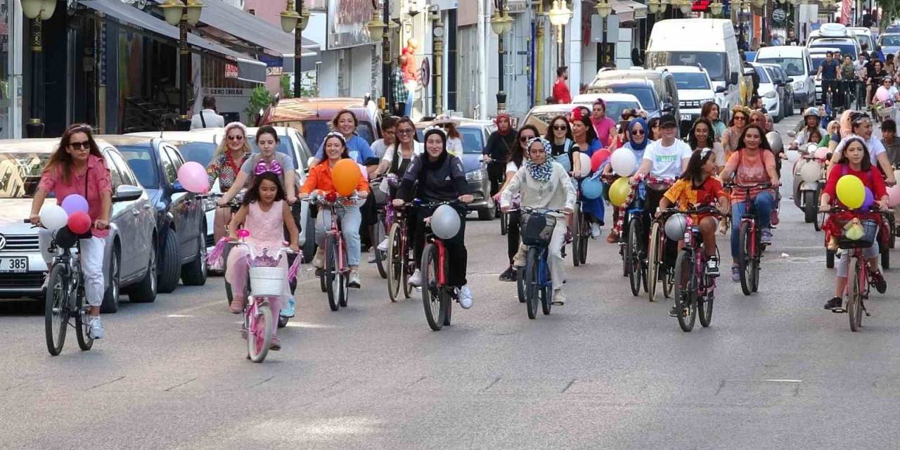 Kütahya’da ’süslü Kadınlar Bisiklet Turu’ Etkinliği Renkli Görüntülere Sahne Oldu