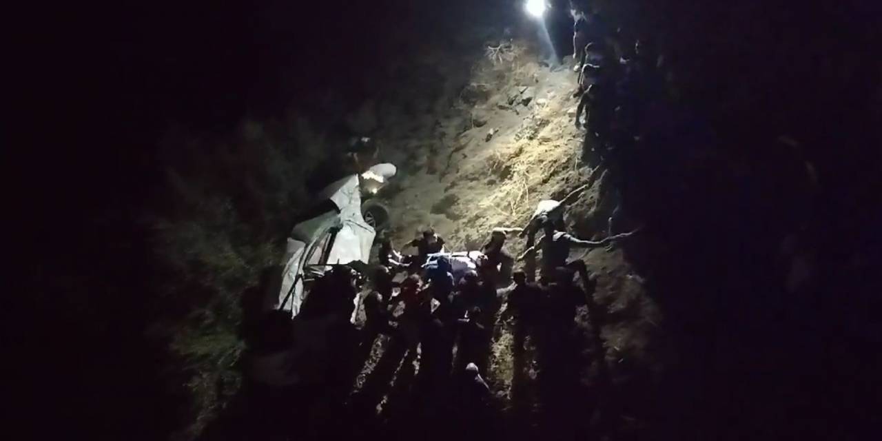 Kaza Yapan Aracı Baraja Uçmaktan Takıldığı Ağaç Kurtardı: 3 Yaralı