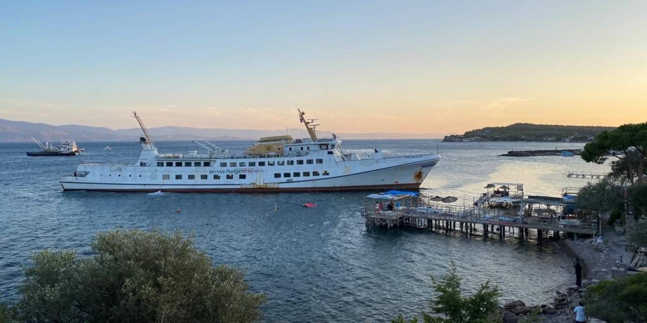 Ayvacık Açıklarında Karaya Oturan Yolcu Gemisi Kendi İmkanlarıyla Kurtuldu