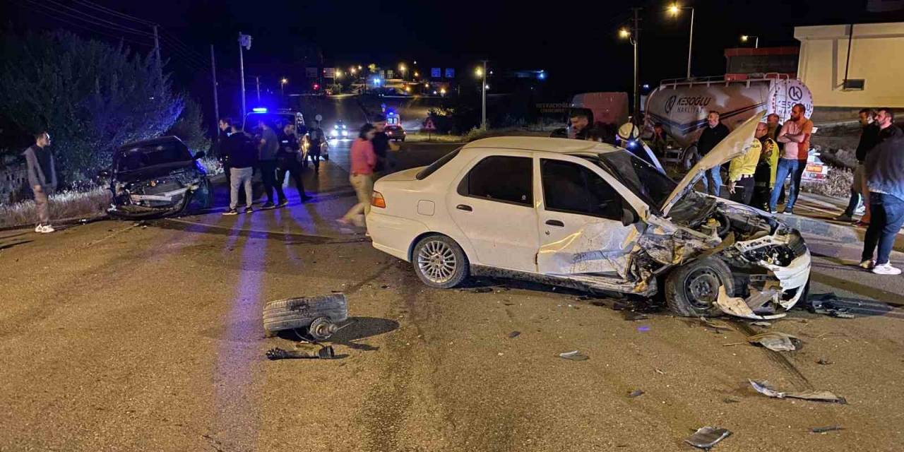 Kazada Anne Ve Kızı Yaralandı, Diğer Araçtaki 2 Kişi Kaçtı