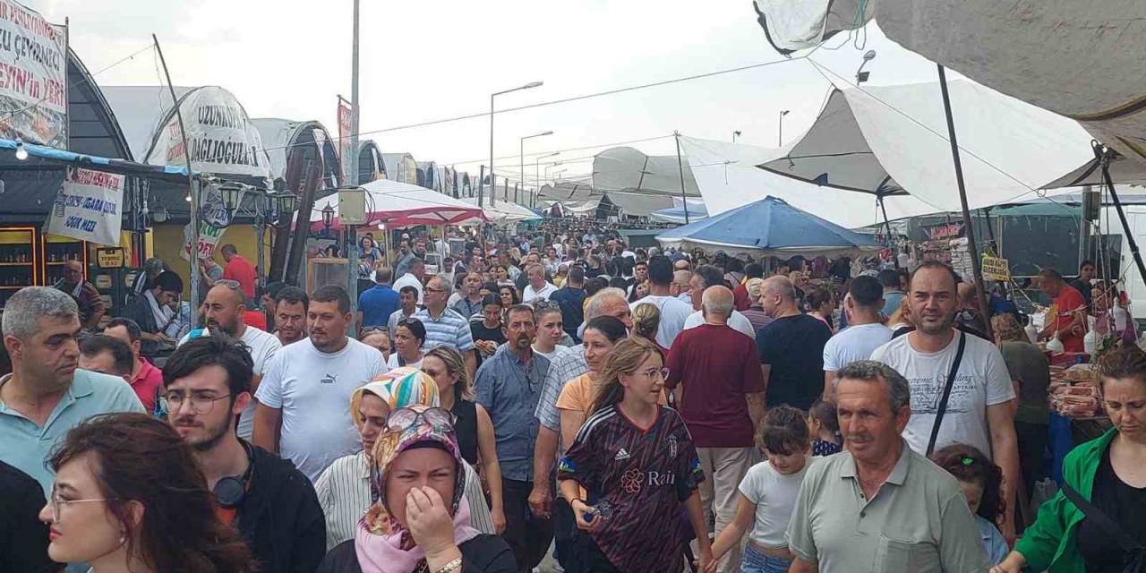 Bin 620 Nüfuslu İlçeyi 3 Günde Yüzbinlerce Kişi Ziyaret Etti