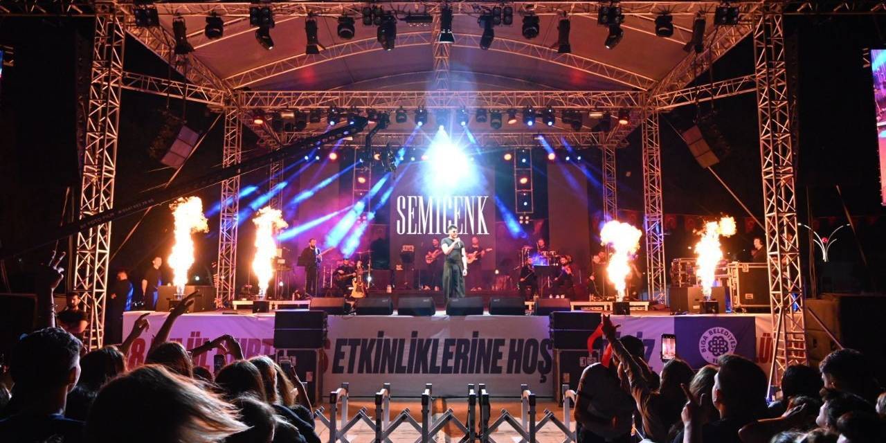 Ünlü Şarkıcı Semicenk, Bigalıları Coşturdu