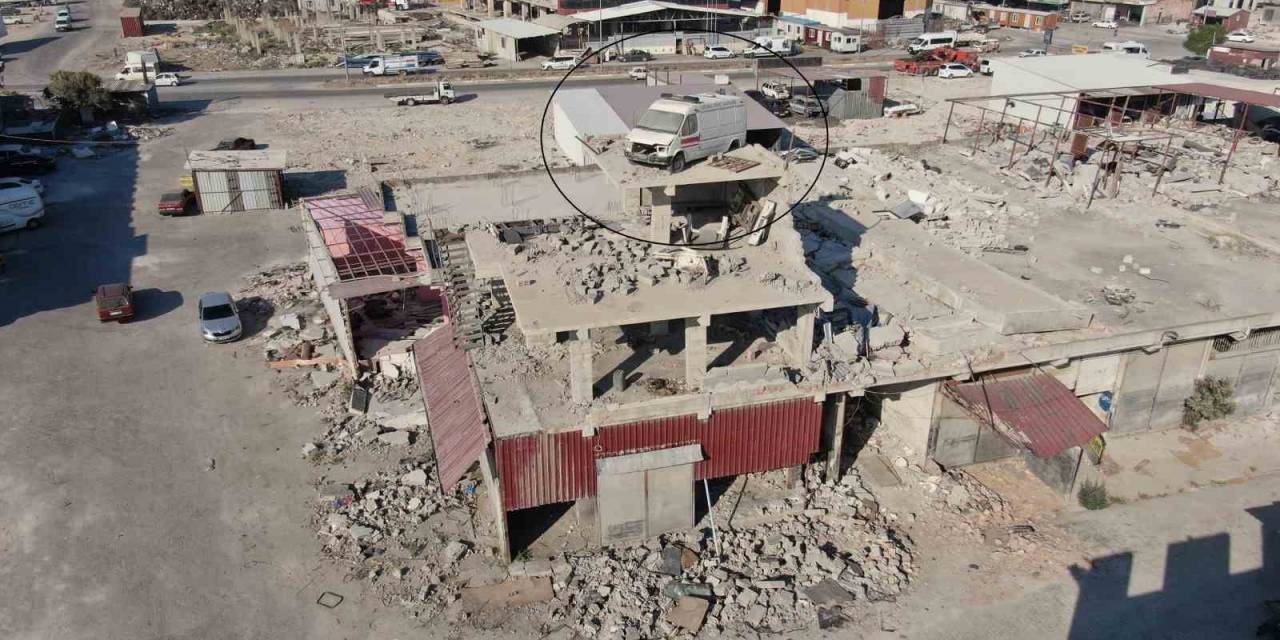 4 Katlı Binanın Tepesine Dikkat Çekmesi İçin Konulmuştu, Bina Ağır Hasar Aldı Minibüs Yerinden Oynamadı