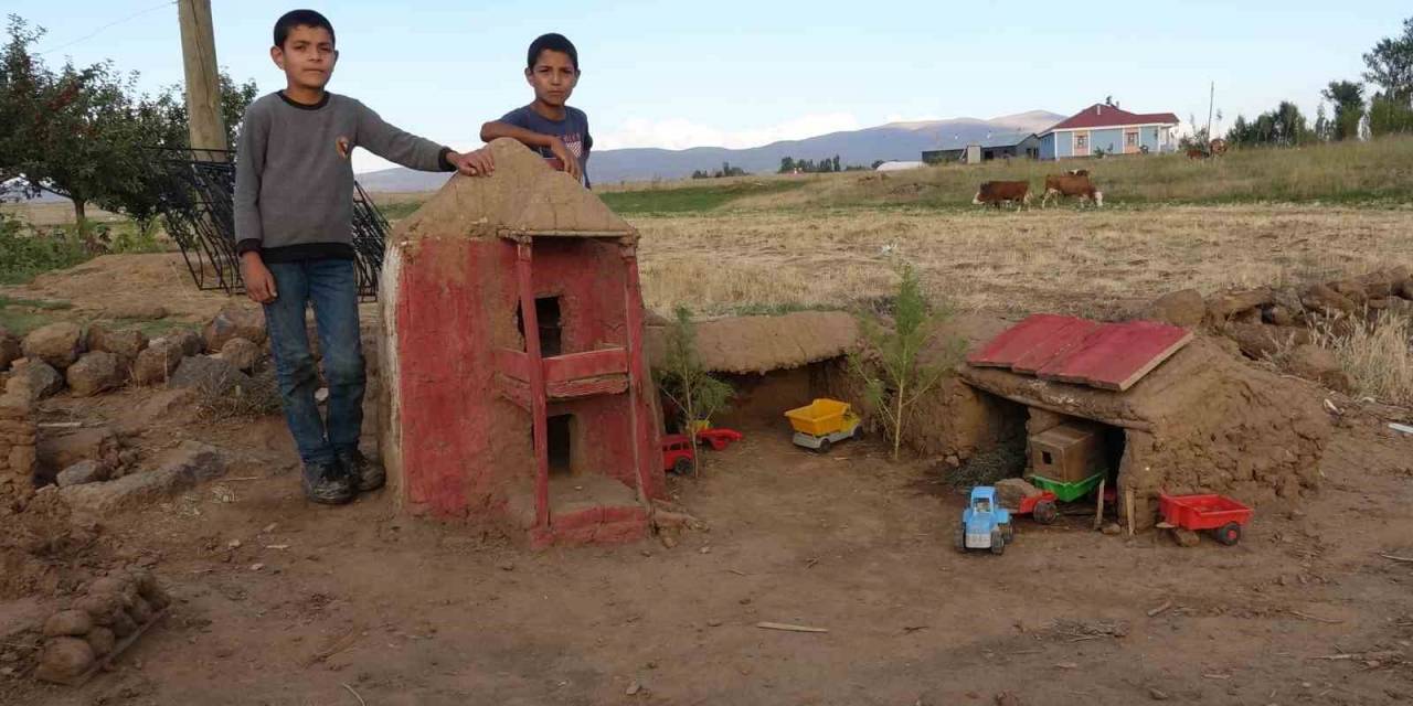 Çamurdan Minyatür Evler Yapan Çocuklar