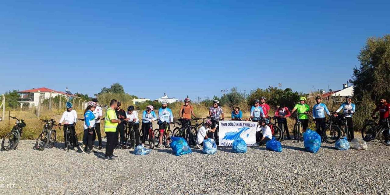 Dünya Kıyı Günü Dolayısıyla Van Gölü Sahilinde Çüp Topladılar