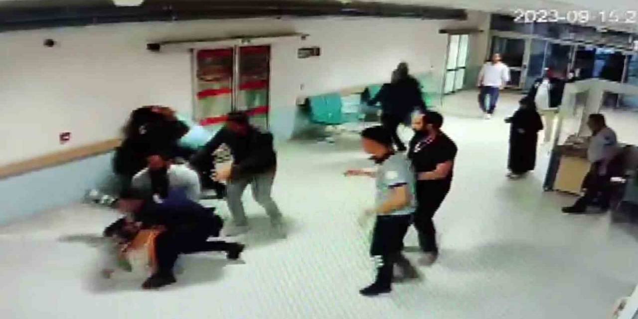 Hasta Yakını Polis Memuru, Önce Güvenlik Görevlilerine Sonra Meslektaşlarına Saldırdı