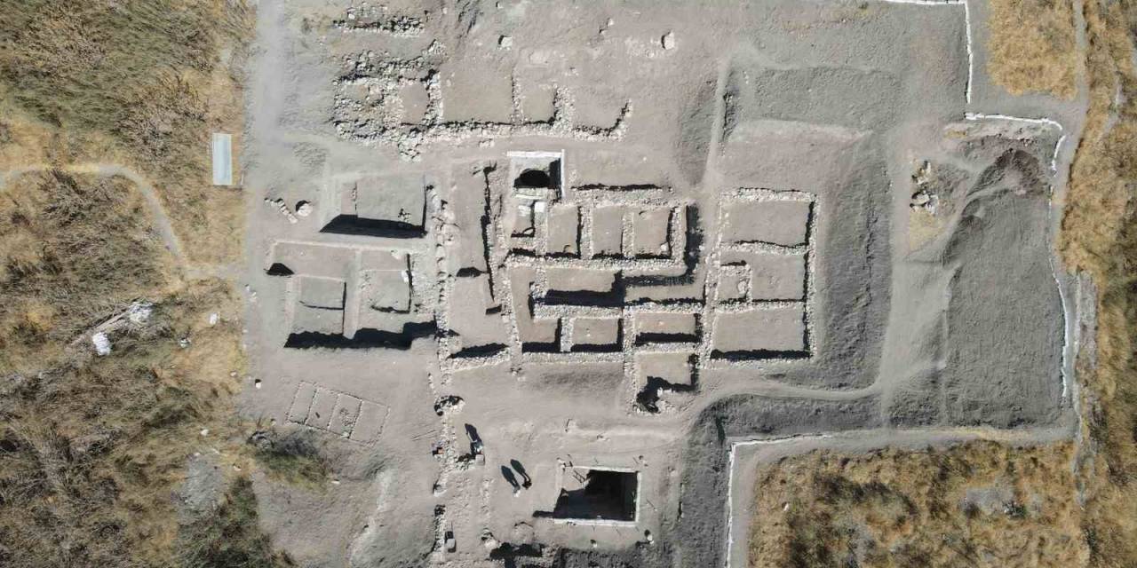 Anadolu’nun Tarihine Işık Tutan Eskiyapar Höyük’te 3 Bin 500 Yıllık Yapı Gün Yüzüne Çıkıyor
