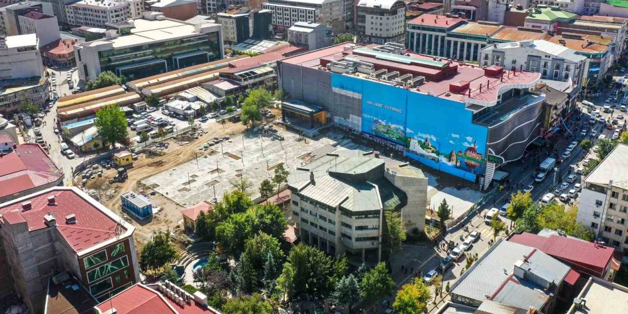 Kent Meydanı Açılışa Hazırlanıyor