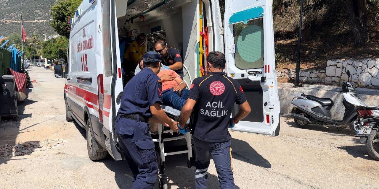Genç Gemicinin Denizden 3 Mil Açıktaki Kalp Krizi Şüphesi, Sahil Güvenliği Alarma Geçirdi