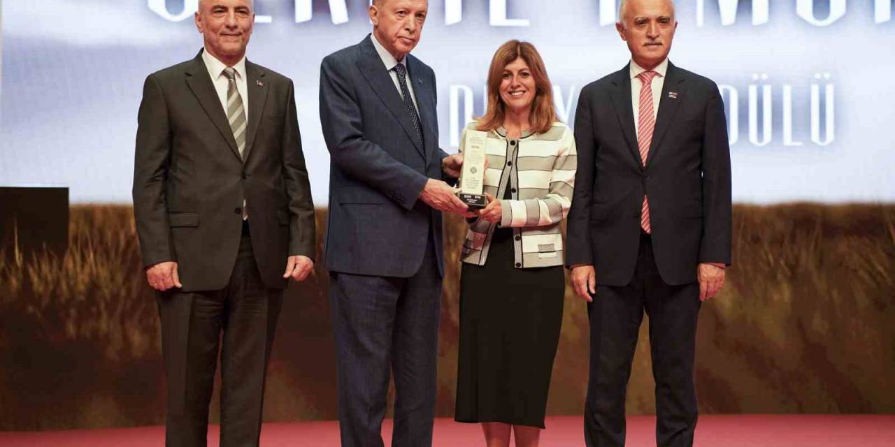 Serpil Timuray’a Dünya Türk İş Konseyi’nde ‘İş Dünyası Ödülü’
