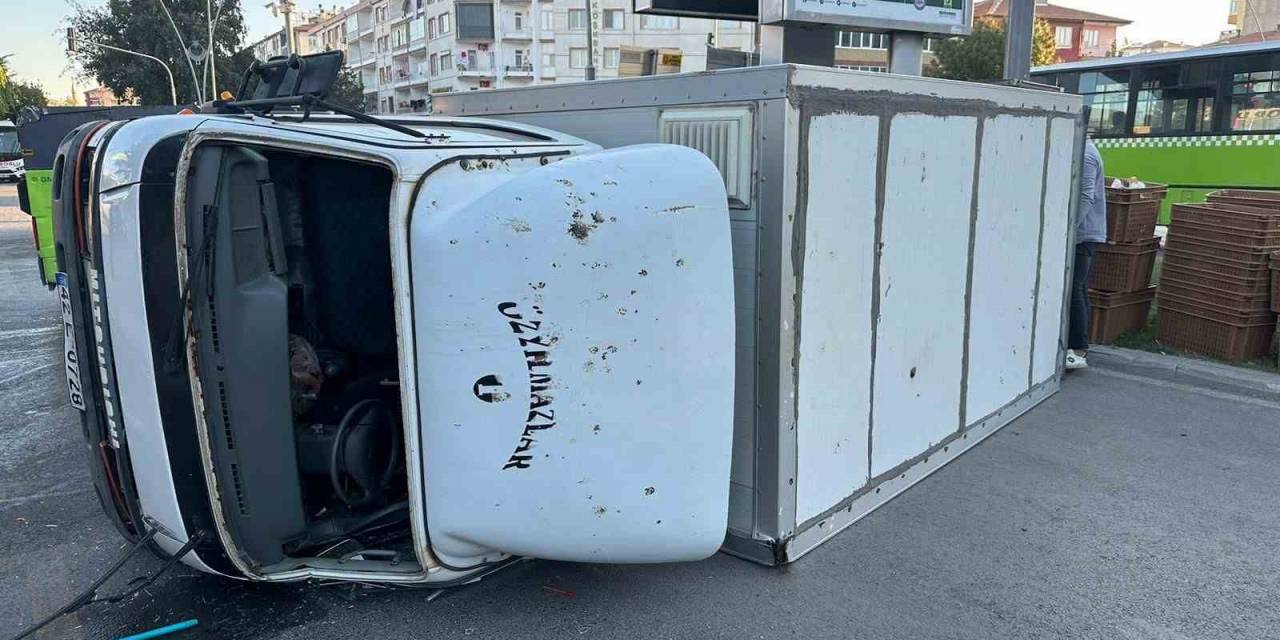 Ekmek Servis Araçları Çarpıştı: 1 Yaralı