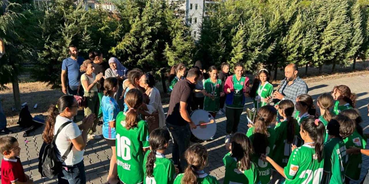 Türkiye İkincisi Olan Muğla Kızlar Hokey Karması Davul Zurna İle Karşılandı