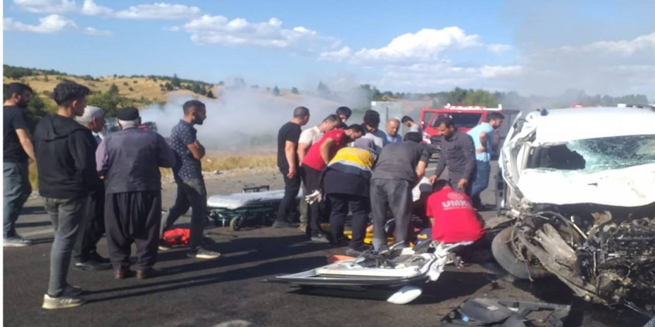 Araca Çarpan Vinç Alev Aldı: 5 Yaralı