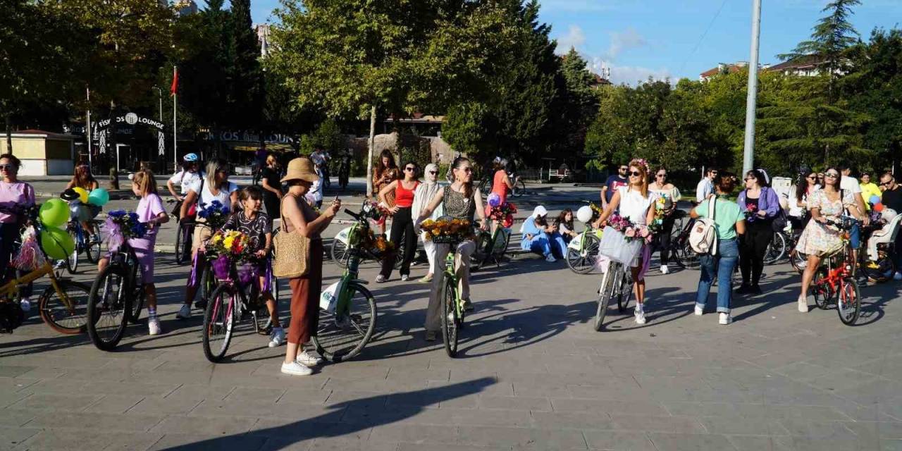 Süslü Kadınlar Bisiklet Turu, İzmit’te Renkli Görüntüler Oluşturdu