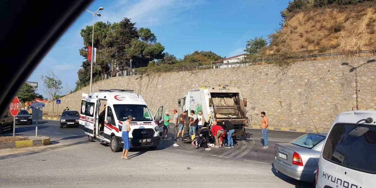 Motosiklet Çöp Kamyonuna Çarptı:1 Yaralı