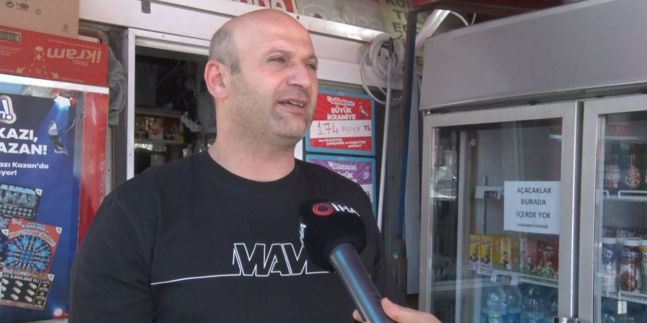 Kırdıkları Büfe Dolabından İçecek Çalan Hırsızlar Kamerada